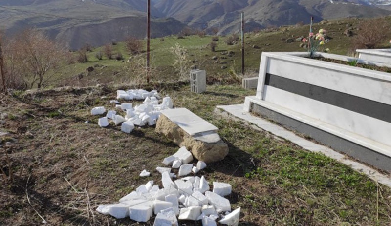 Askerler, ailelerin gözü önünde mezar taşlarını parçaladılar