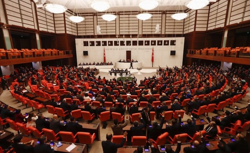 AKP’li Osman Gökçek milletvekili yeminini yanlış okudu