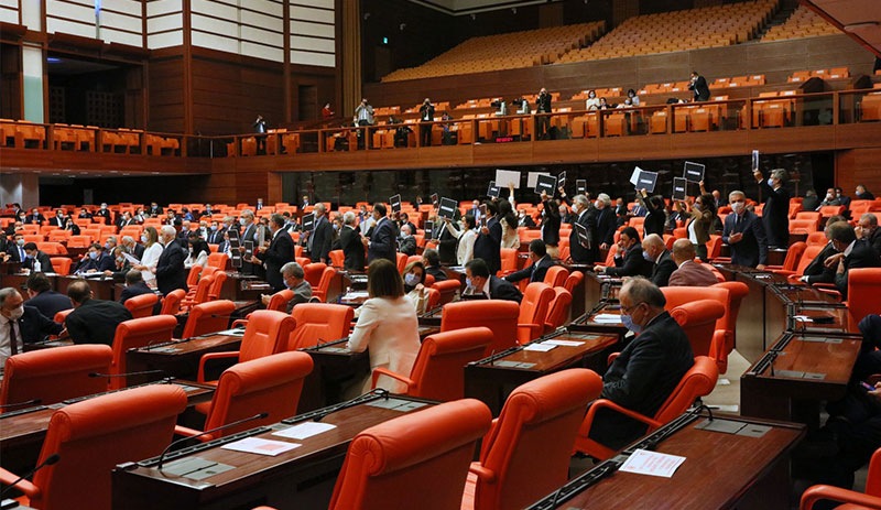 Meclis protestolar nedeniyle kapatıldı