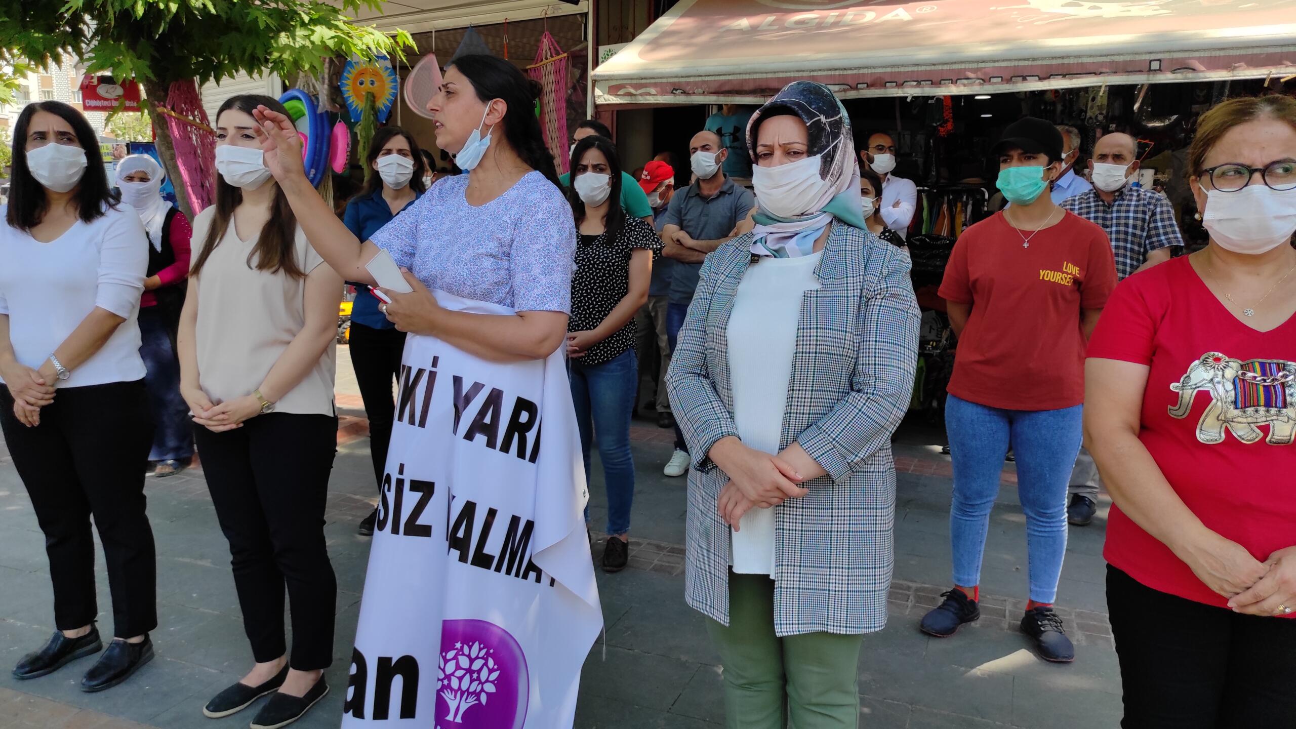 Polis tecavüzü kınayan pankartı yasaklayınca HDP’li vekil pankartı kendine sararak açıklama yaptı