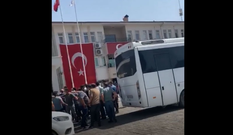 YSK’nin mazbatasını iptal ettiği AKP’li belediye başkanının yakınları, yeni başkana saldırdı