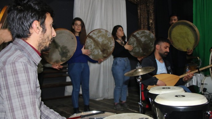Batman Bahar Kültür Merkezinden Newroz şarkısı