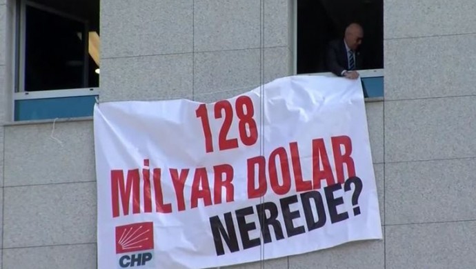 ‘128 milyar dolar nerede?’ pankartı Meclis’te asıldı