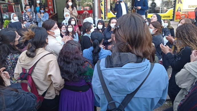 Kadınlar polis ablukasını protesto etti
