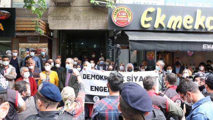 HDP İzmir İl Örgütü parti binası önünde oturan ailelere seslendi