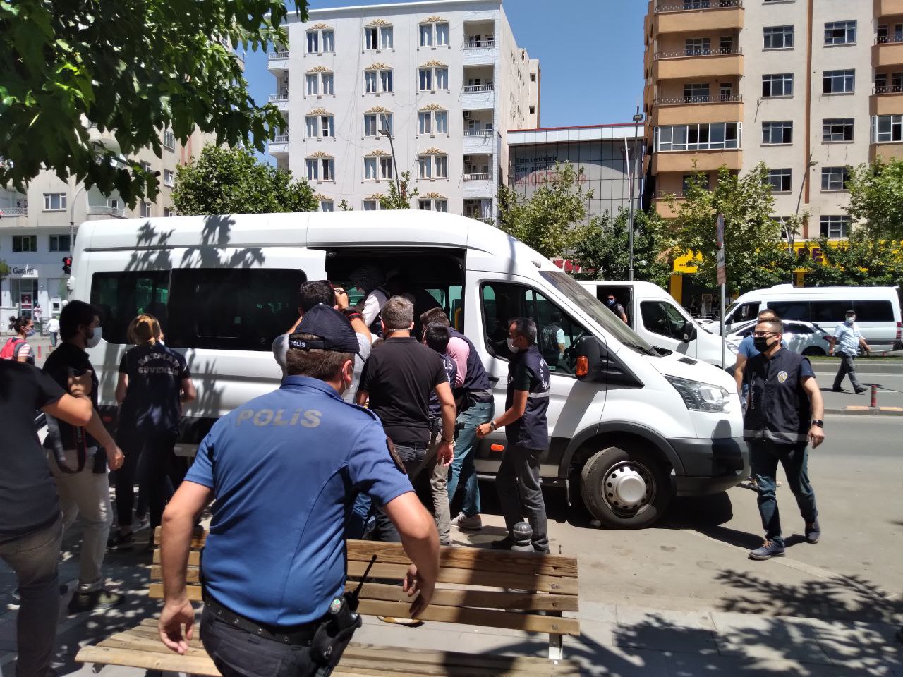 Batman Belediyesi eş başkanları ve HDP İl Eş Başkanı gözaltına alındı
