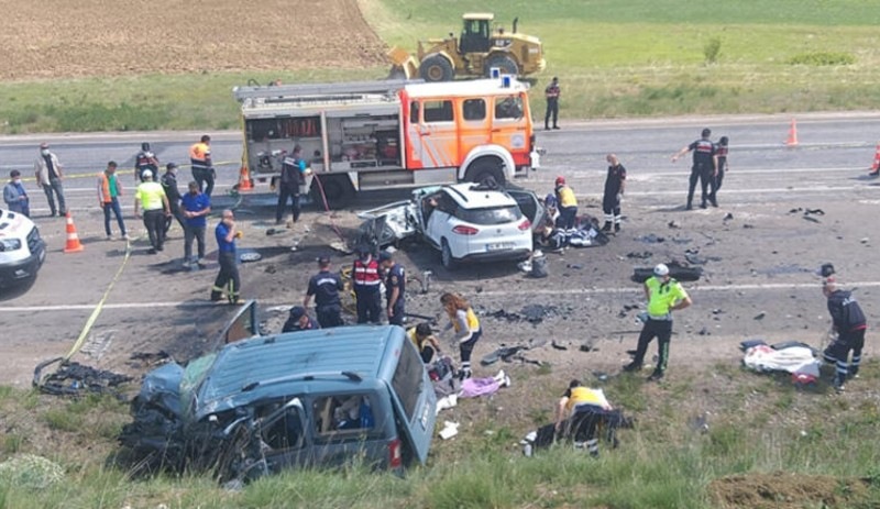 iki araç çarpıştı: 9 kişi hayatını kaybetti