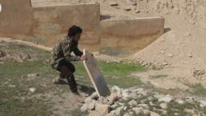 Efrin’de Türkiye’ye bağlı gruplar mezar taşlarını satıyor