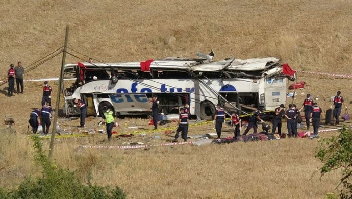 Yolcu otobüsü devrildi: 15 Ölü 17 yaralı