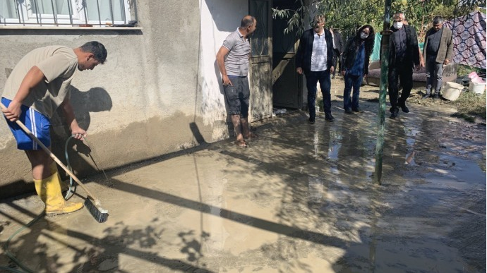 Van’da sağanak yağış sonrası ev ve iş yerlerini su bastı