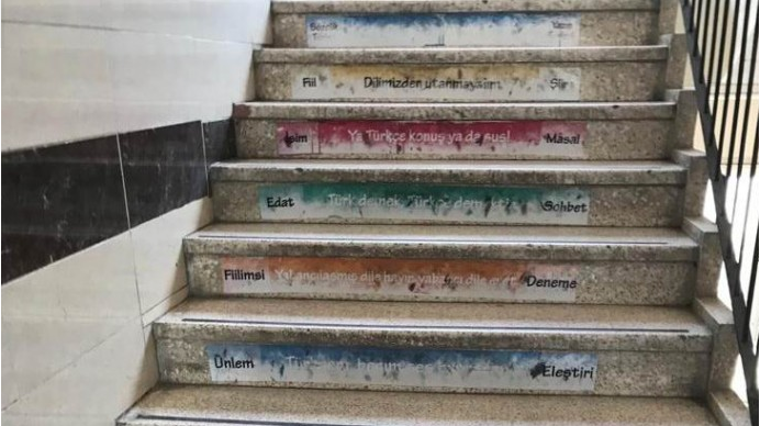 Okul merdivenine ‘Ya Türkçe konuş ya da sus’ yazıldı