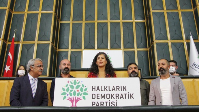 MKM’liler şarkılarını HDP grubunda seslendirdi