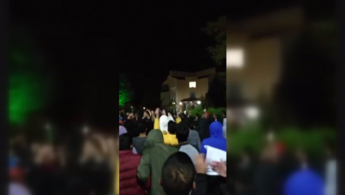 Van’da öğrenciler yemek ve yurt zamlarını protesto etti