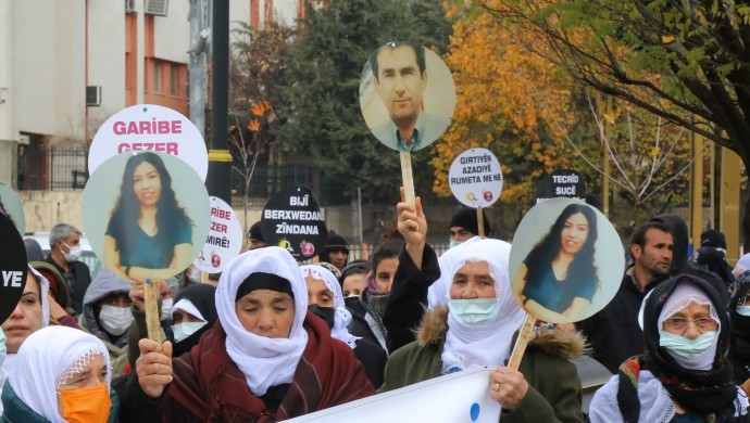 Barış Anneleri Mardin’de yürüdü: Cezaevindeki ölümlere’ Artık yeter’