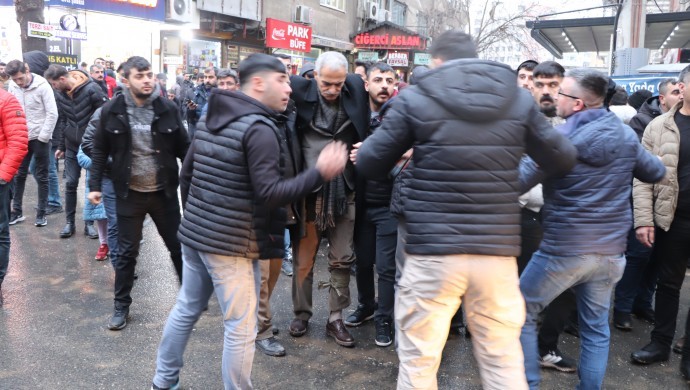 Diyarbakır’da maskeli bir gruptan silahlı saldırı: 4 yaralı