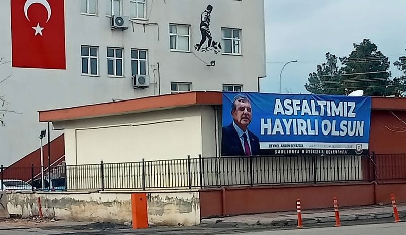 AKP’li belediye başkanı reklam pankartı astı, tepki gelince apar topar kaldırdı