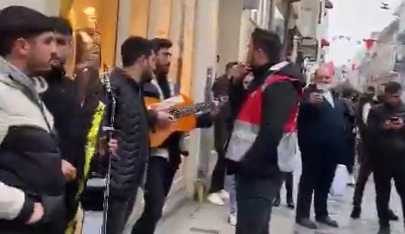 Sokakta Kürtçe müziğe polis engeli