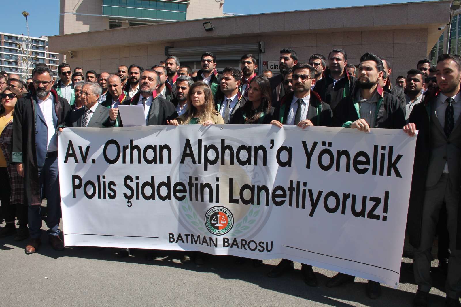 Avukatlar, Batman’daki polis şiddetini protesto etti