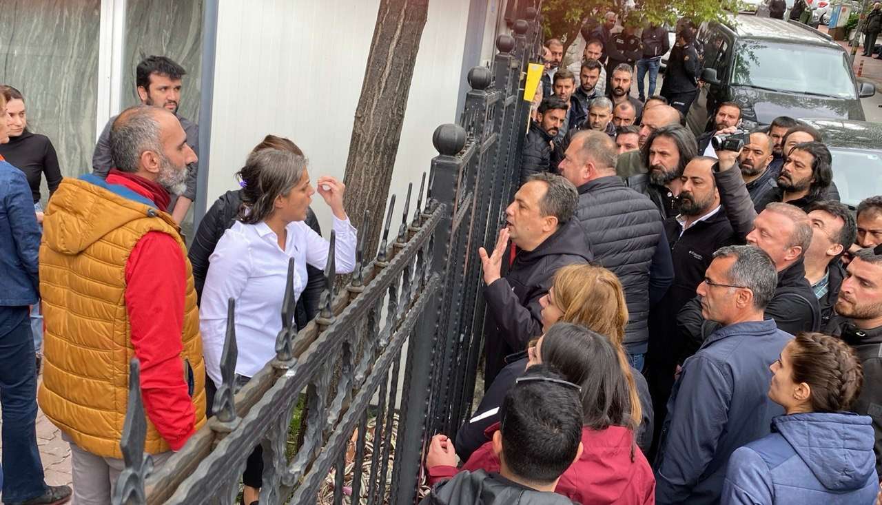 Polis HDP Genel Merkezi’ni ablukaya aldı, milletvekilini tehdit etti