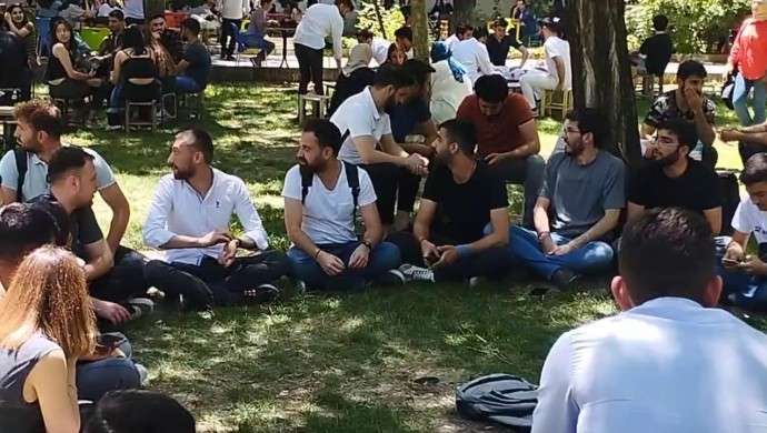 Öğrenciler Kürtçe yasaklarını protesto etti