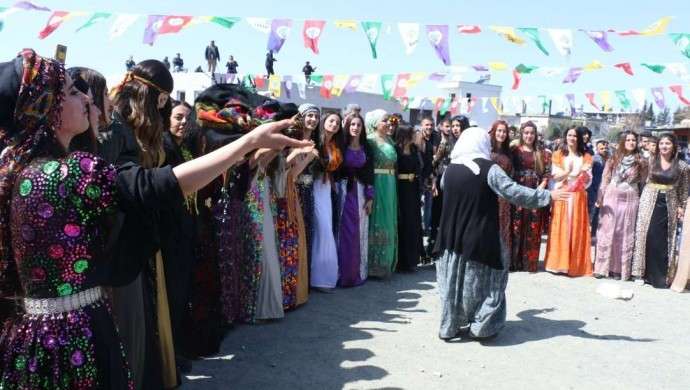 Newroz’da şal sallayan kadına 10 ay hapis