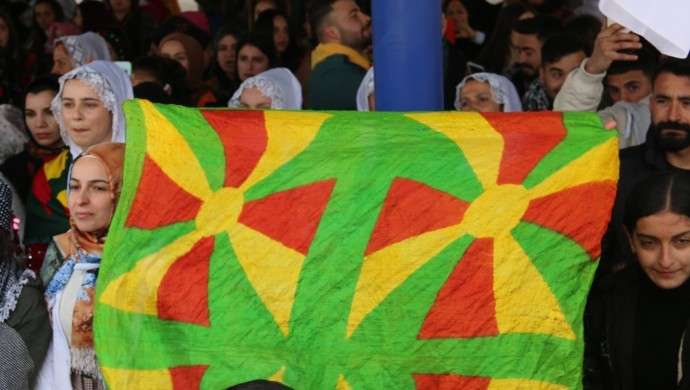 Newroz’daki sarı, kırmızı, yeşil şala ‘PKK bayrağı’ davası