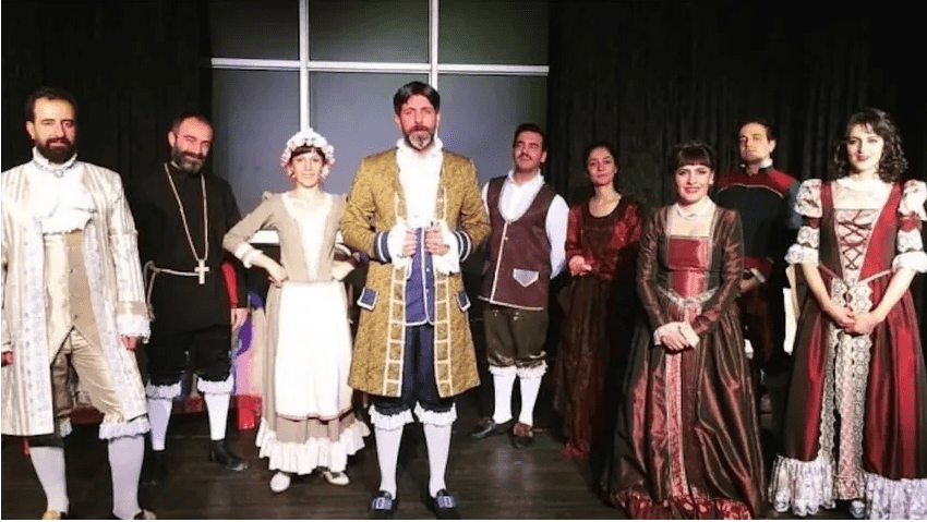 Mersin’de izin verilen Kürtçe tiyatro oyunu Adana’da yasaklandı