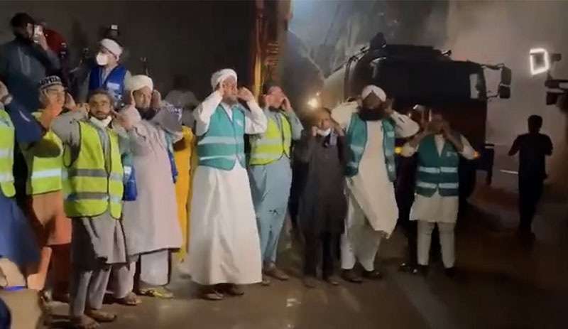 Pakistan’da yangını ezan okuyarak söndürmeye çalıştılar: İşe yaramadı