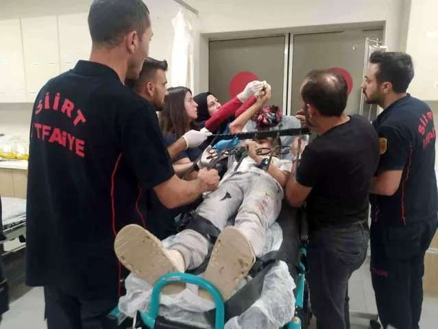 Siirt’te koluna bahçe korkuluğu saplanan çocuk korkuluk ile birlikte hastaneye kaldırıldı