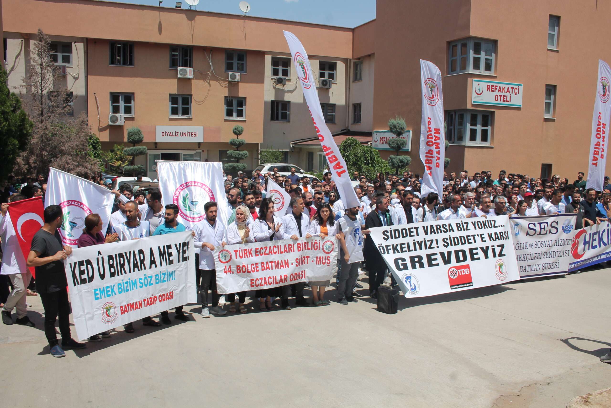 Konya’da doktor Ekrem Karakaya’nın öldürülmesinin ardından Batman’da sağlık çalışanları iş bırakarak protesto gerçekleştirdi