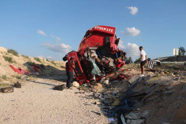 Mersin’de kaza: 4 kişilik Siirtli aile yaşamını yitirdi