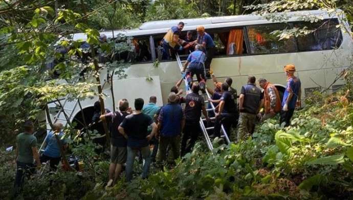 Otobüs şarampole yuvarlandı: 5 ölü, 46 yaralı