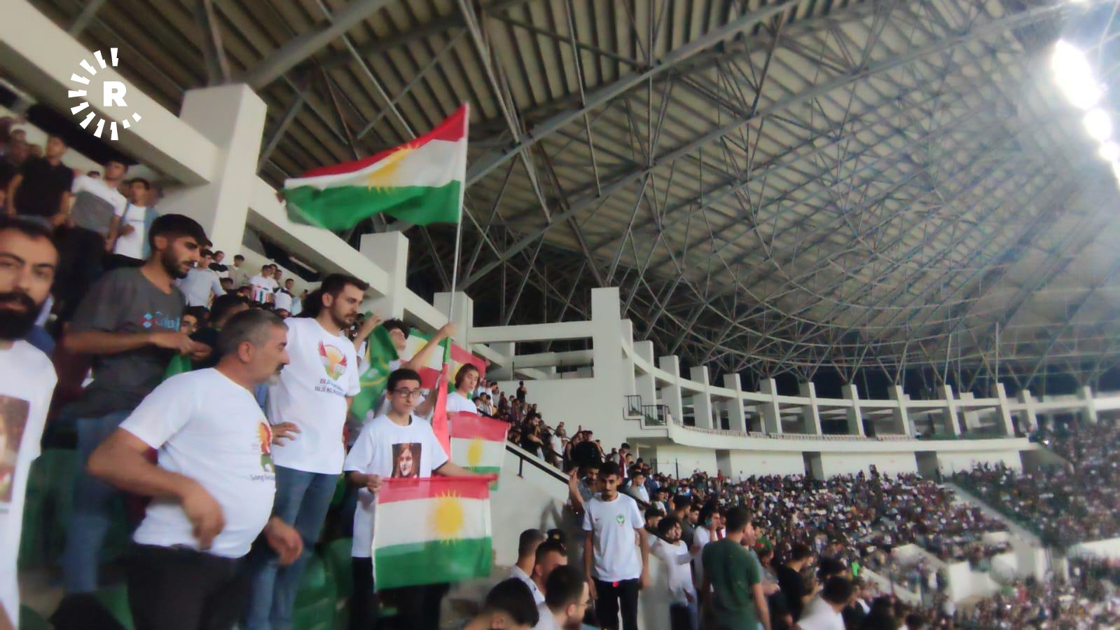 Kürdistan Bayrağı açan gençler gözaltına alındı