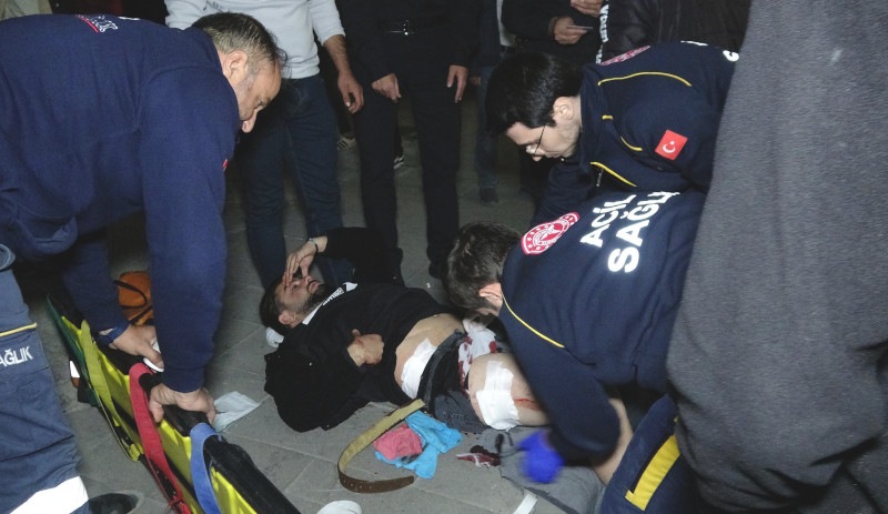 Erzurum’da bir genç küpe taktığı için dövülüp bıçaklandı