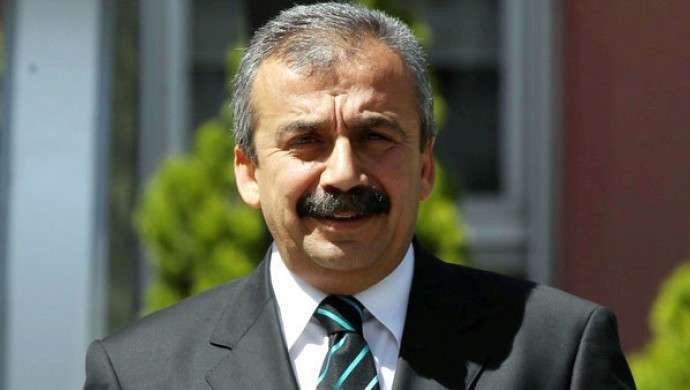 Sırrı Süreyya Önder’in ‘mükerrer’ davası ertelendi