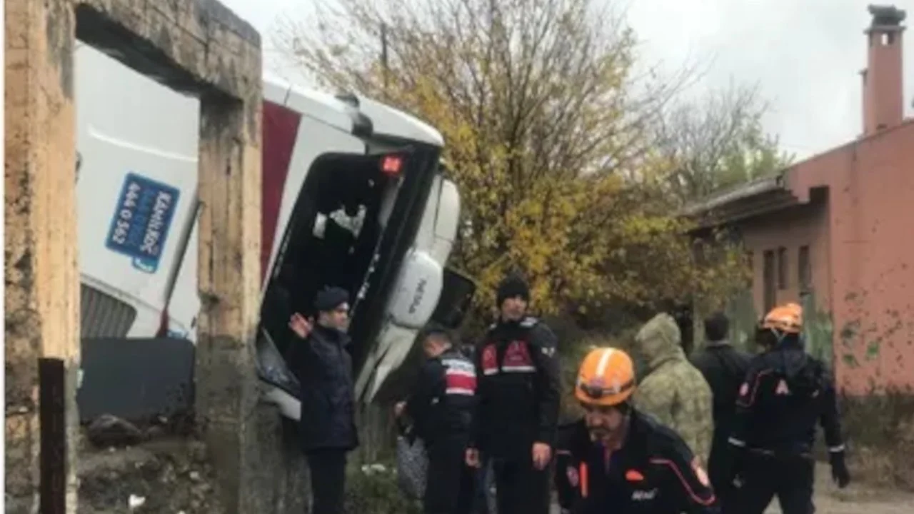 Diyarbakır’da otobüs devrildi: En az 20 yaralı var
