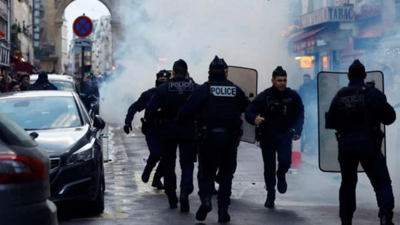 Paris saldırısını protesto eden göstericilere polis şiddeti