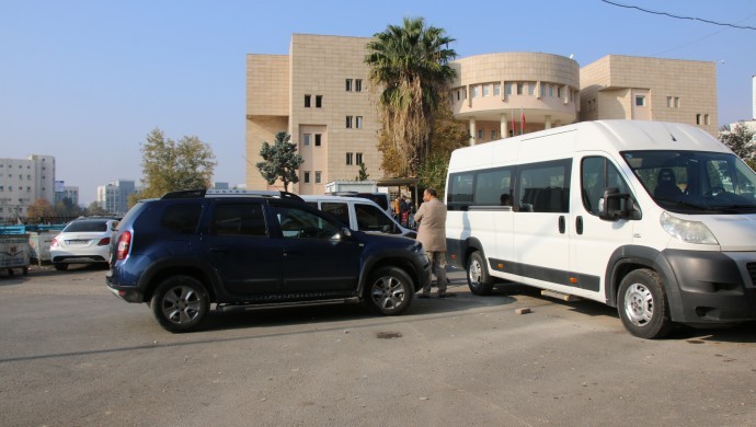 Şenyaşar ailesinin pankartları resmi araçlarla kapatıldı