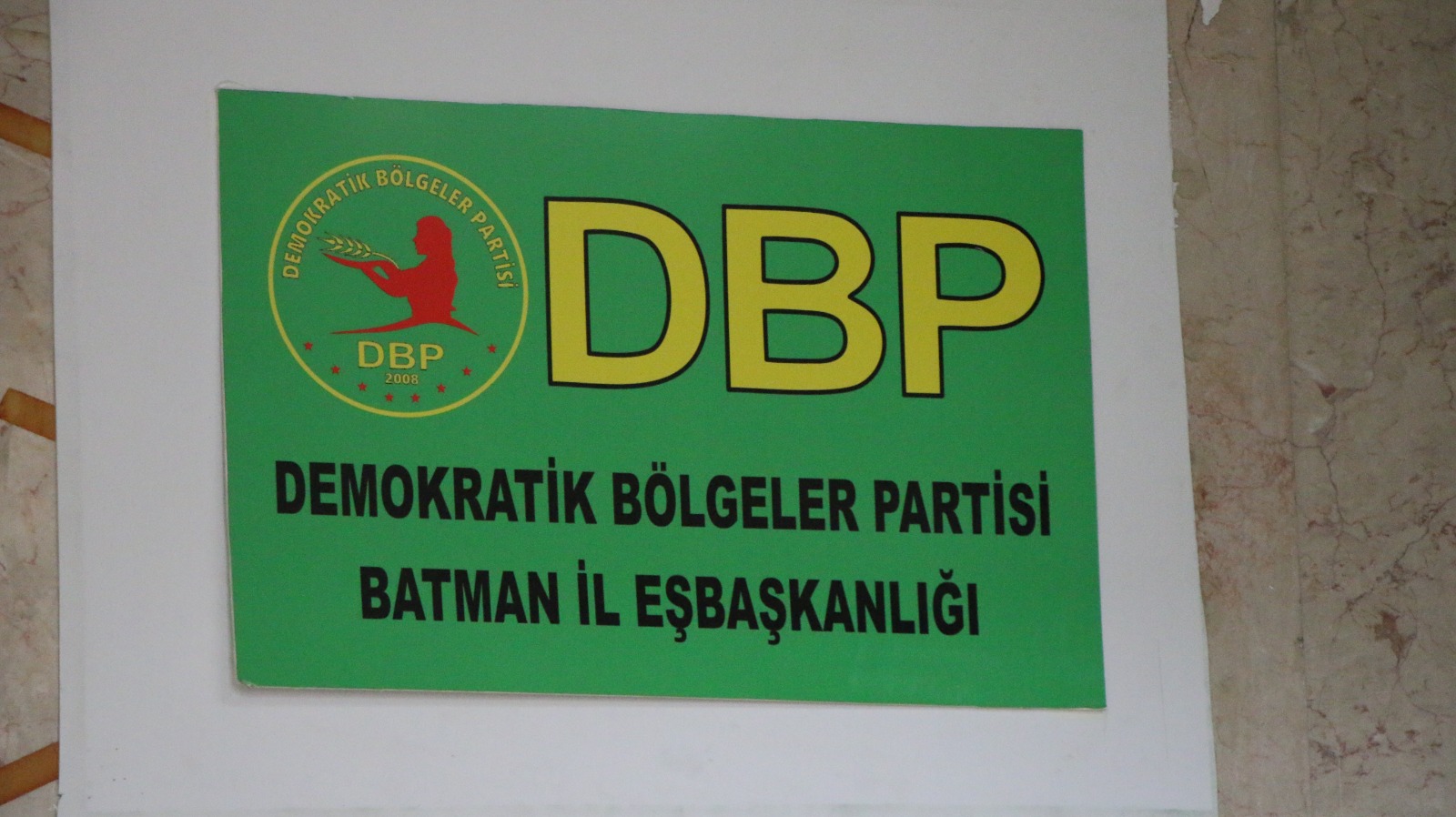 DBP Batman il binasına izinsiz polis baskını: Eş Başkanlar gözaltına alındı