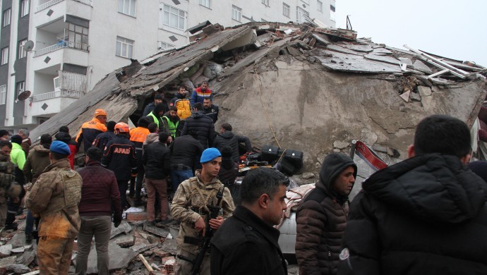 OHAL’in ilk icraatı: Gazeteciye engel, depremzedeye gözaltı tehdidi