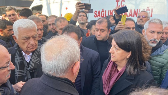 Buldan ve Kılıçdaroğlu Sözel Apartmanı önünde aileleri ziyaret etti