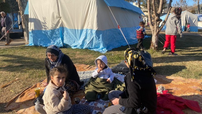 İkiye bölünen çadırda 20 kişi kalıyor: Çocuklar hasta
