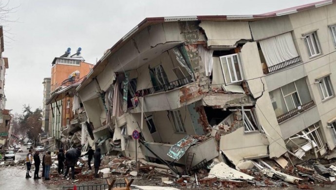 Depremlerde yaşamını yitirenlerin sayısı 43 bin 556’ya yükseldi