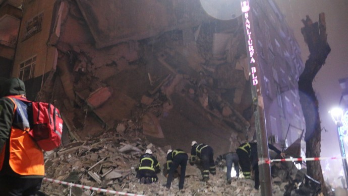 Maraş depremi: 10 ilde 284 ölü, 2 bin 323 yaralı