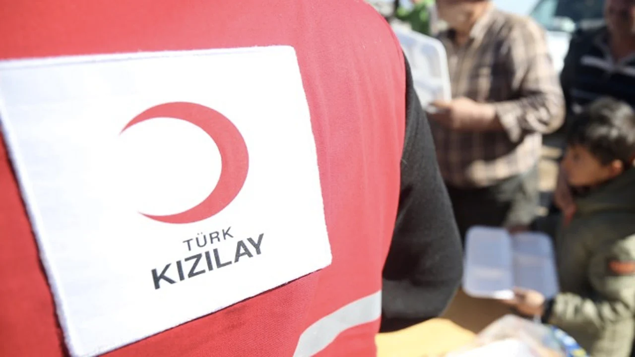 Gazeteci Murat Ağırel’den yeni iddia: Kızılay ikinci el eşyaları da satmış