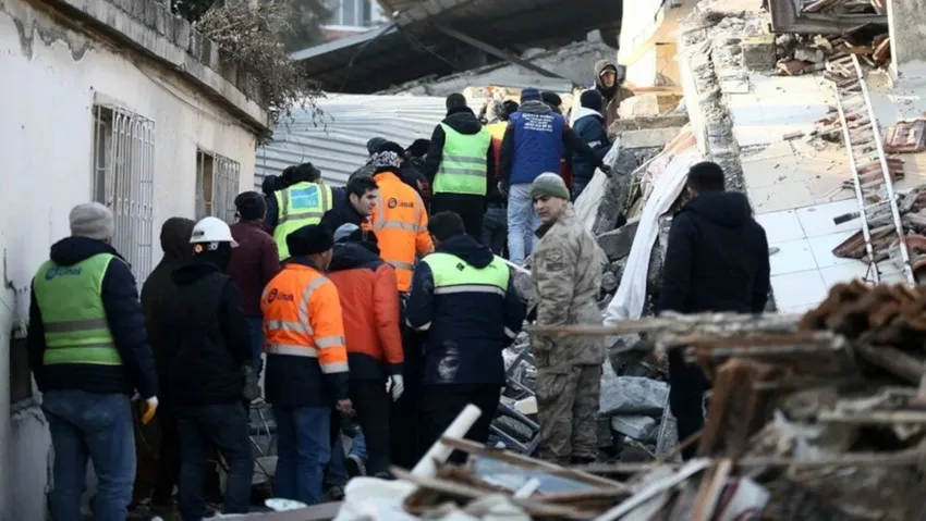 Maraş’ta bir kişi, depremin 248’inci saatinde enkazdan sağ çıkarıldı