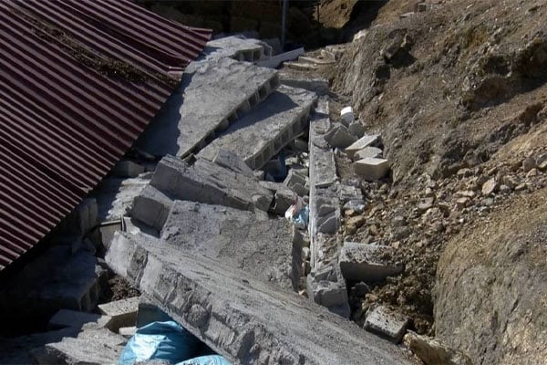 Fay hattı üzerine kurulu köy 10 metre kaydı, geriye üç ev kaldı
