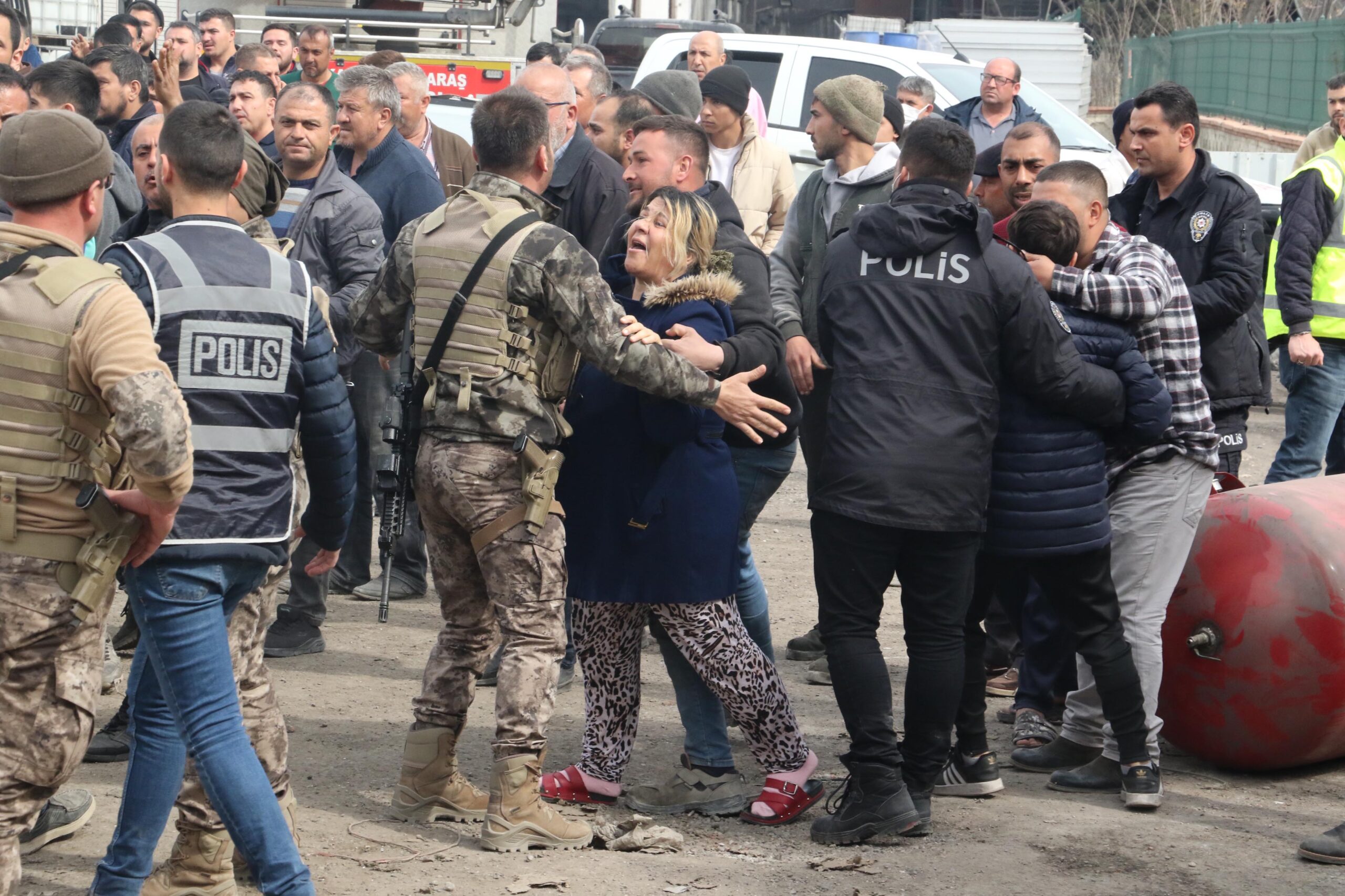 Maraş’ta depremde hasar alan metal fabrikası çöktü: 1 ölü, 4 yaralı
