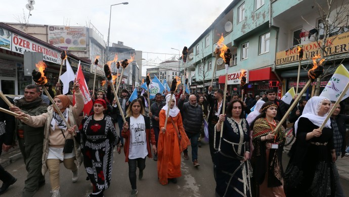 Bazid’te Newroz: Binler meşalelerle alana yürüyor