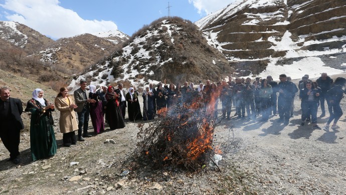 Şemdinli vadilerinde ilk Newroz ateşi